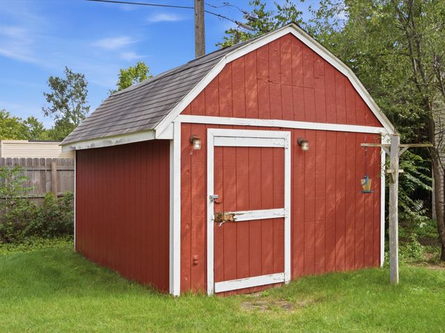 289 S Williams Lake Road, Waterford, MI 48327
