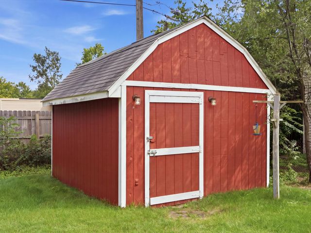 289 S Williams Lake Road, Waterford, MI 48327