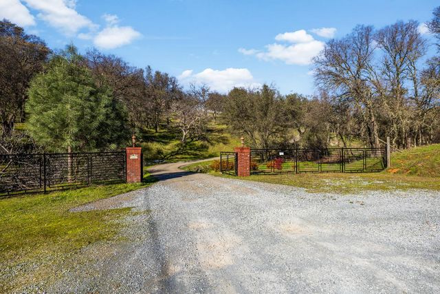 8088 La Trelle Ct, Pilot Hill, CA 95664