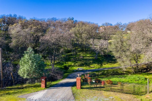 8088 La Trelle Ct, Pilot Hill, CA 95664