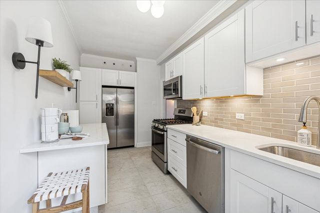 3530 N Lake Shore Drive 11B, Chicago, IL 60657