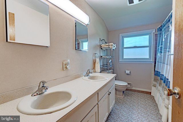 2 BELLOWS LN, Cherry Hill, NJ 08002