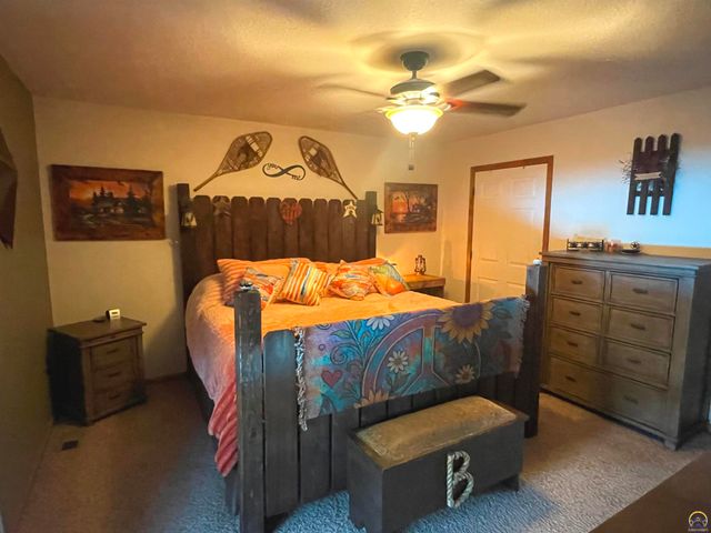4308 SE Horseshoe Bend DR, Topeka, KS 66609