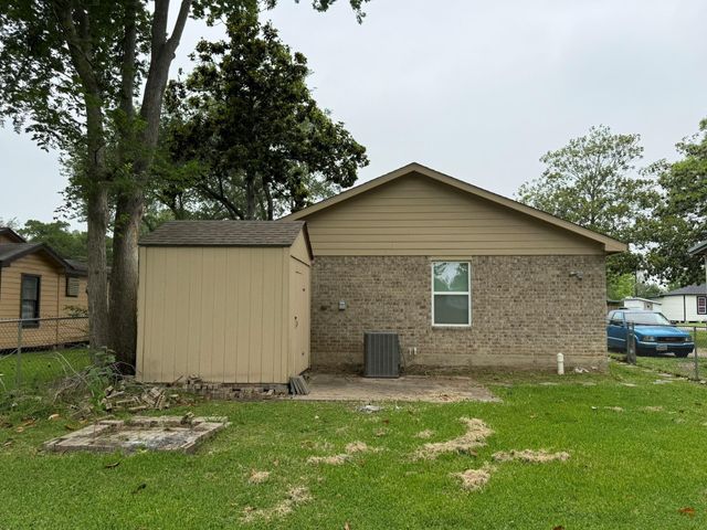 11817 13th Street, Santa Fe, TX 77510