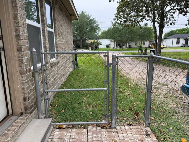 11817 13th Street, Santa Fe, TX 77510