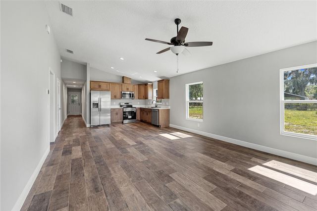 1025 CR 452A, Lake Panasoffkee, FL 33538
