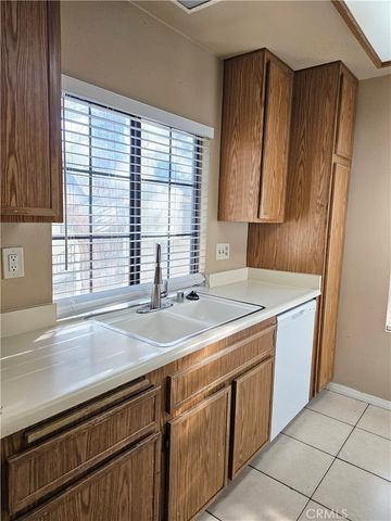 2554 Olive Drive 10, Palmdale, CA 93550