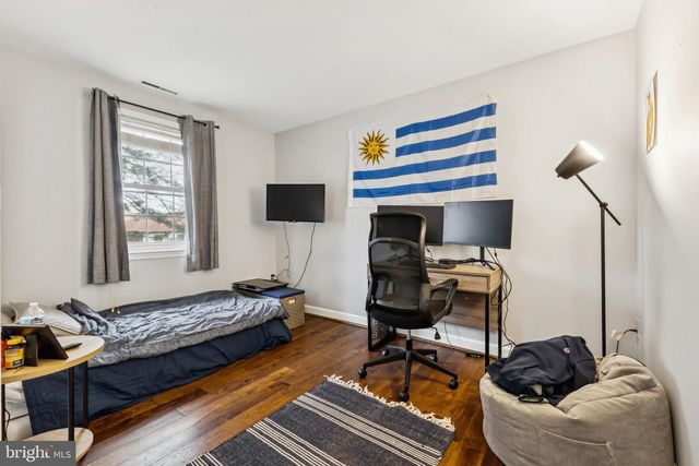 215 COMMONS DR NW, Vienna, VA 22180