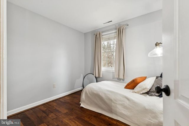 215 COMMONS DR NW, Vienna, VA 22180