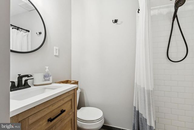 215 COMMONS DR NW, Vienna, VA 22180