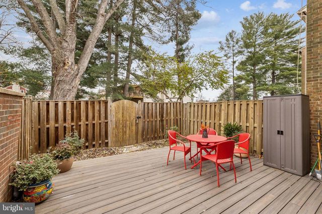 215 COMMONS DR NW, Vienna, VA 22180