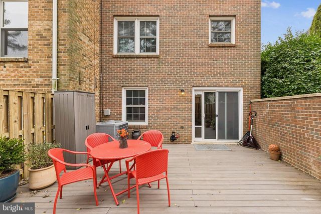 215 COMMONS DR NW, Vienna, VA 22180