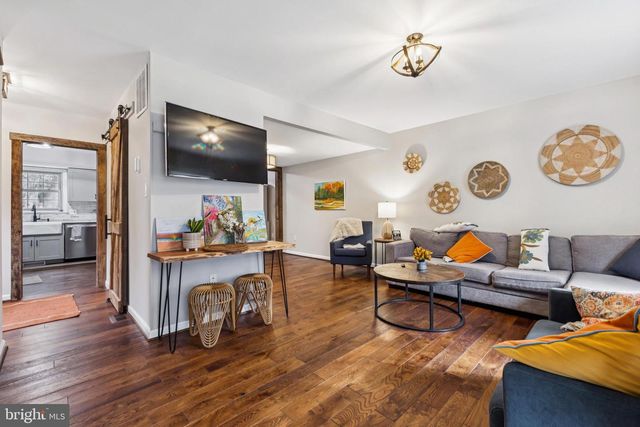 215 COMMONS DR NW, Vienna, VA 22180