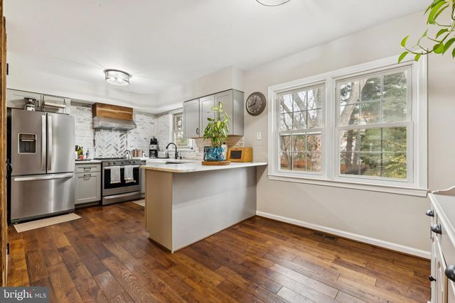 215 COMMONS DR NW, Vienna, VA 22180