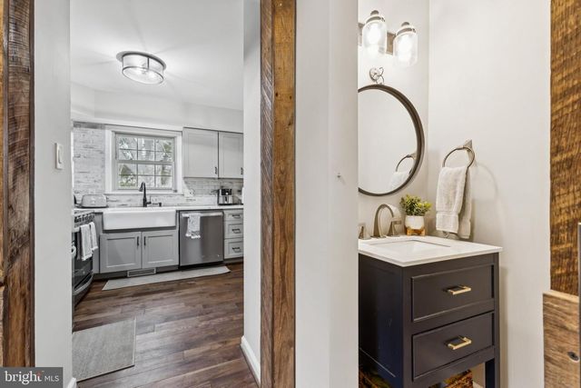 215 COMMONS DR NW, Vienna, VA 22180