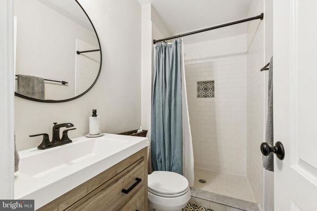 215 COMMONS DR NW, Vienna, VA 22180