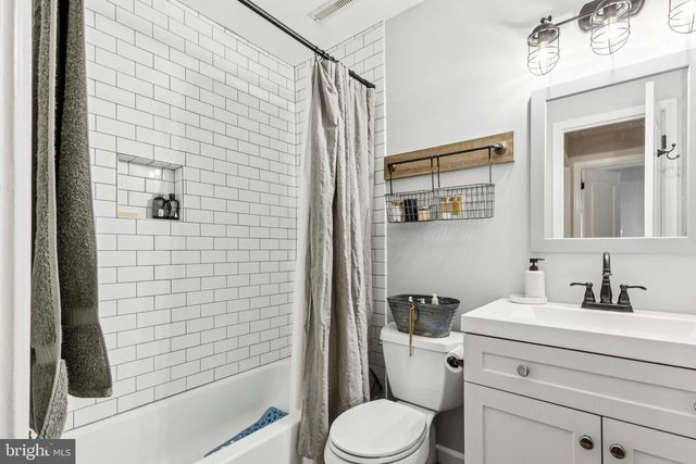 215 COMMONS DR NW, Vienna, VA 22180