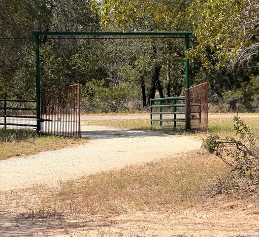 278 County Road 6767, Natalia, TX 78059