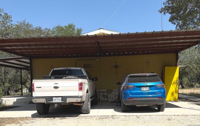 278 County Road 6767, Natalia, TX 78059