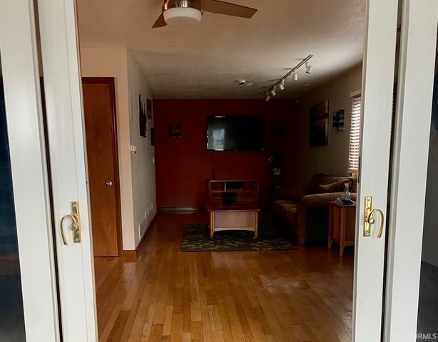 1074 Chapman Lake Drive, Warsaw, IN 46582