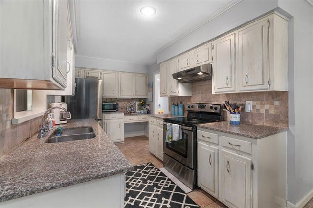 10450 College Avenue, Kansas City, MO 64137
