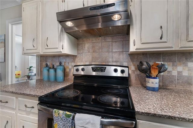 10450 College Avenue, Kansas City, MO 64137