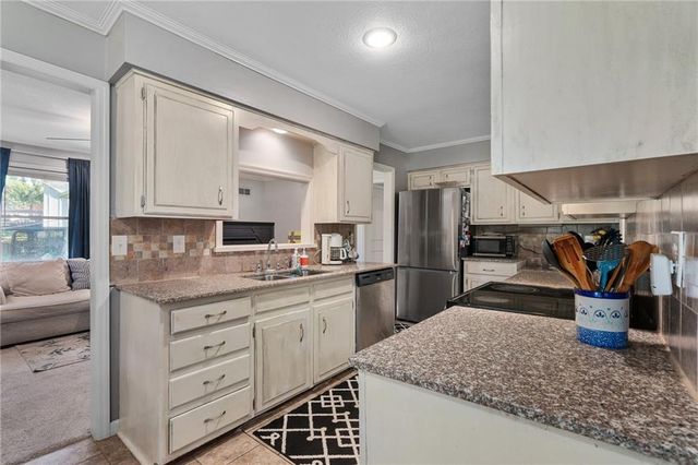 10450 College Avenue, Kansas City, MO 64137