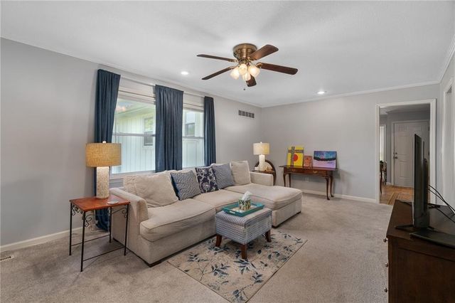 10450 College Avenue, Kansas City, MO 64137