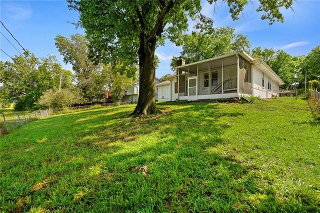 10450 College Avenue, Kansas City, MO 64137