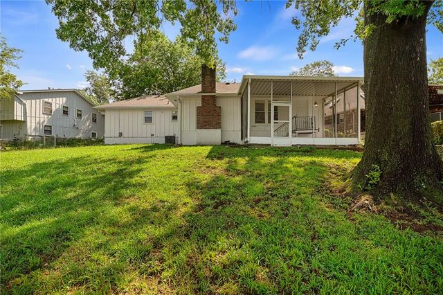 10450 College Avenue, Kansas City, MO 64137