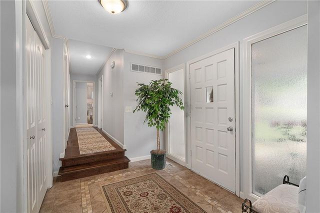 10450 College Avenue, Kansas City, MO 64137