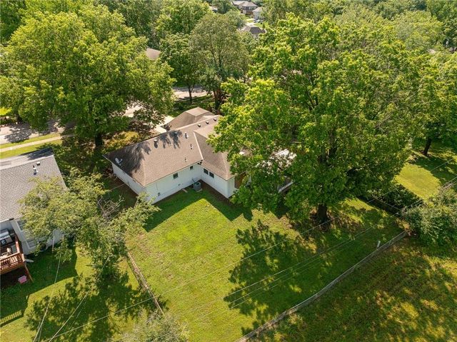 10450 College Avenue, Kansas City, MO 64137
