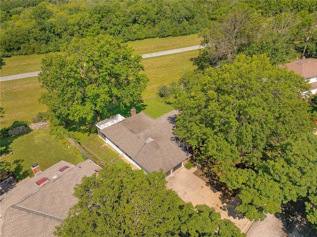 10450 College Avenue, Kansas City, MO 64137