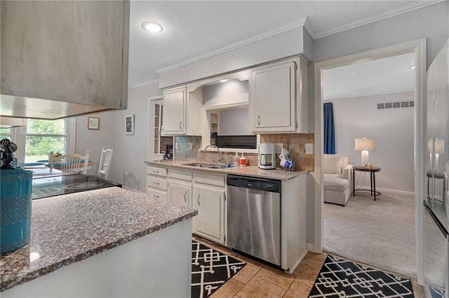 10450 College Avenue, Kansas City, MO 64137
