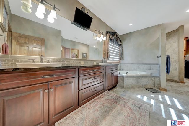 5501 Aaron Circle, Lincoln, NE 68516