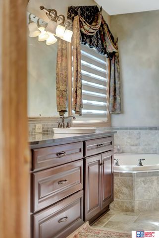 5501 Aaron Circle, Lincoln, NE 68516