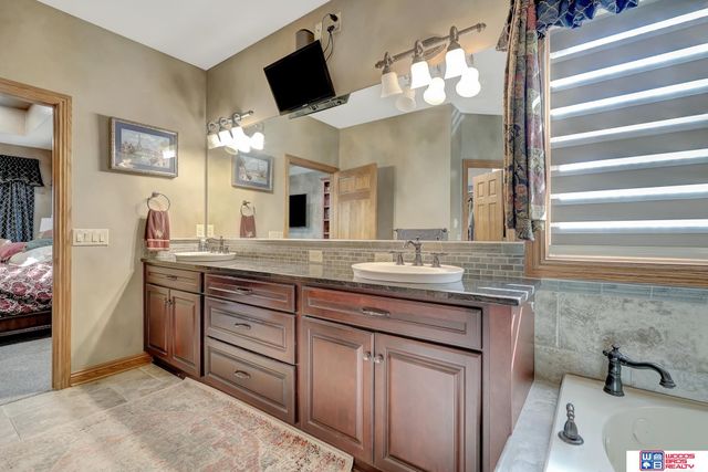 5501 Aaron Circle, Lincoln, NE 68516