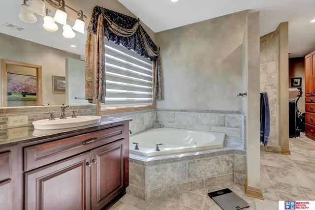 5501 Aaron Circle, Lincoln, NE 68516