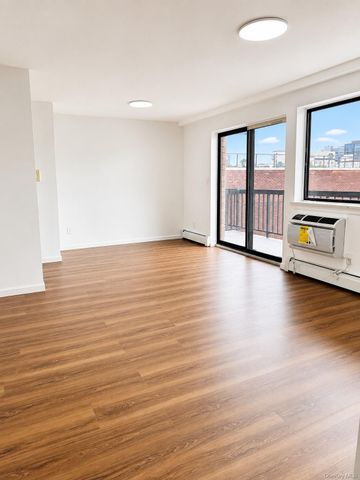 13675 37th Avenue 3H, Flushing, NY 11354
