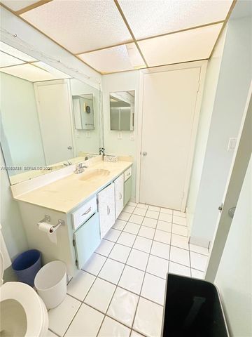240 Lakeview Dr 212, Weston, FL 33326