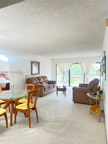 240 Lakeview Dr 212, Weston, FL 33326