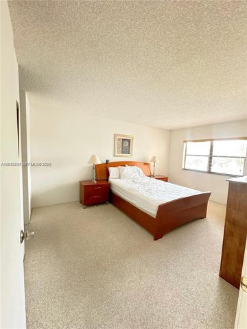 240 Lakeview Dr 212, Weston, FL 33326