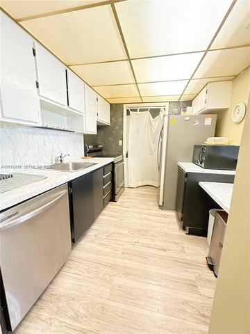 240 Lakeview Dr 212, Weston, FL 33326