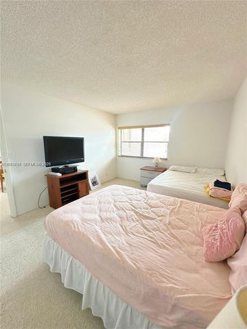 240 Lakeview Dr 212, Weston, FL 33326