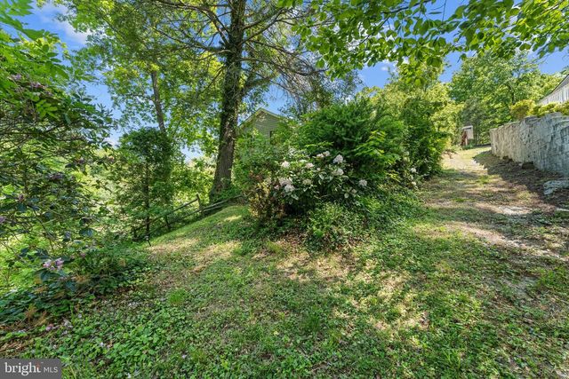 8221 HICKORY HILL DR, Manassas, VA 20112