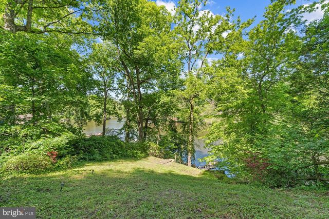 8221 HICKORY HILL DR, Manassas, VA 20112