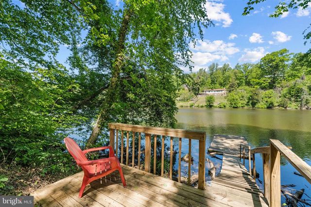 8221 HICKORY HILL DR, Manassas, VA 20112