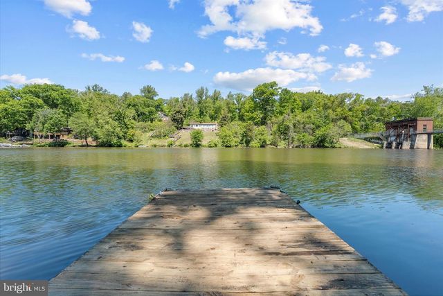 8221 HICKORY HILL DR, Manassas, VA 20112