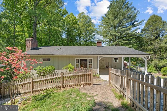 8221 HICKORY HILL DR, Manassas, VA 20112