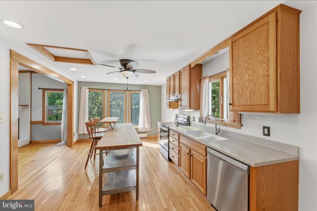 8221 HICKORY HILL DR, Manassas, VA 20112